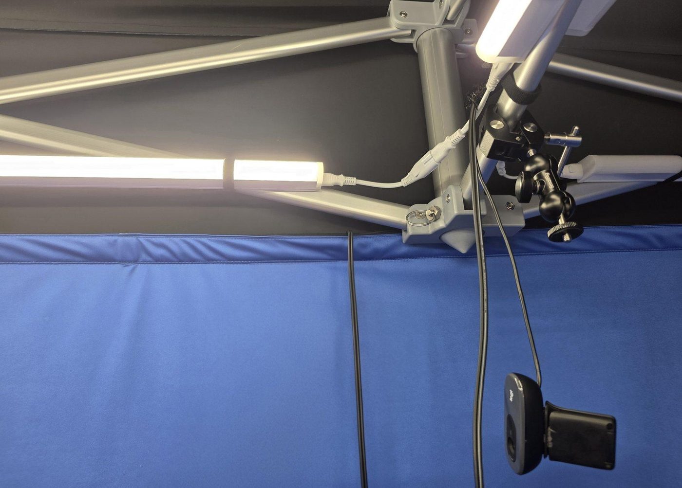 Cable routing along ceiling bar